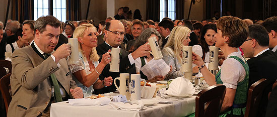 v.l.n.r. Ministerpräsident Markus Söder mit rau, Finanzminister Albert Füraker beim aibockanstich 2018 mit Django Asül am 25.04.2018 im Hofbräuhaus  (©Foto: Martin Schmitz)